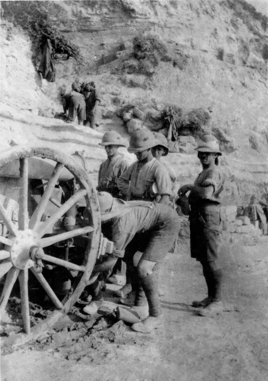 Soldaten reparieren eine Kanone während des Ersten Weltkriegs, 1915 von English Photographer
