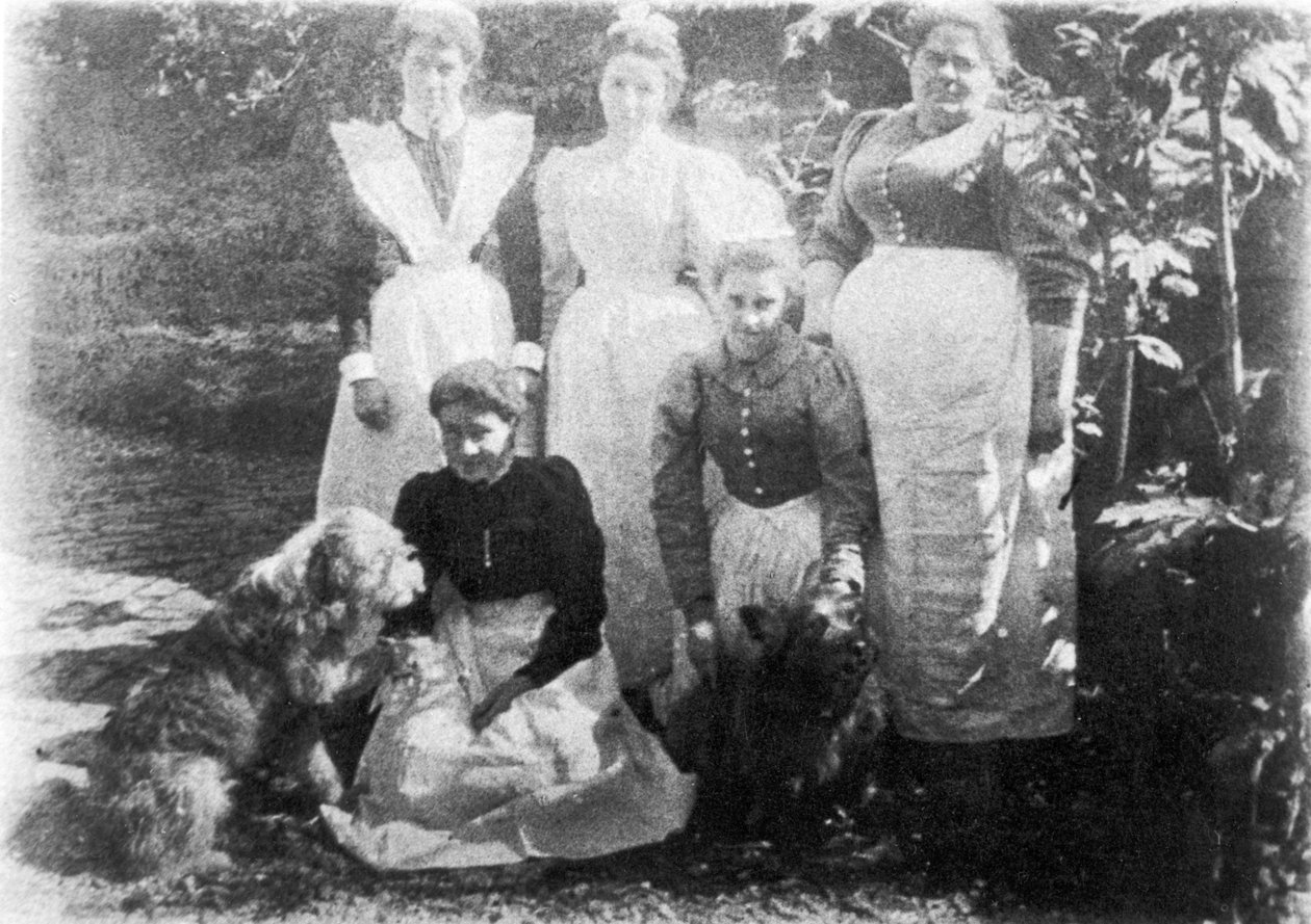 Sophia Farrell und Dienstmädchen, 1899 von English Photographer