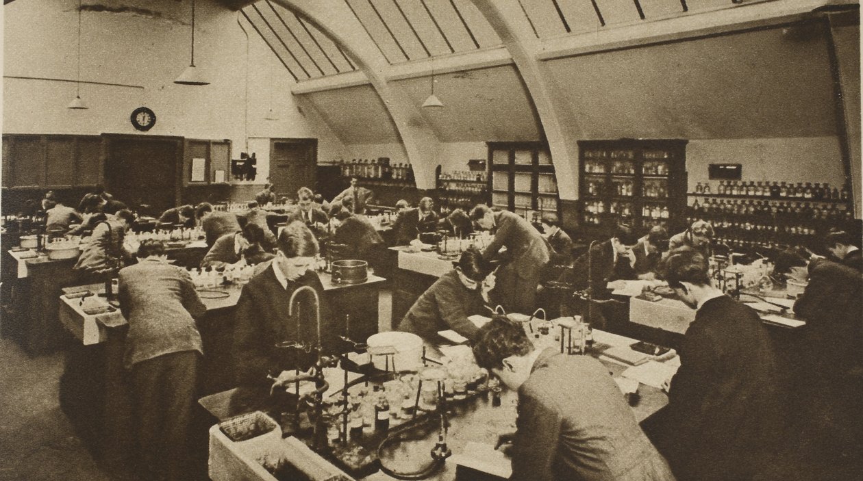 Studenten bei der Arbeit in einem Polytechnikum-Labor von English Photographer