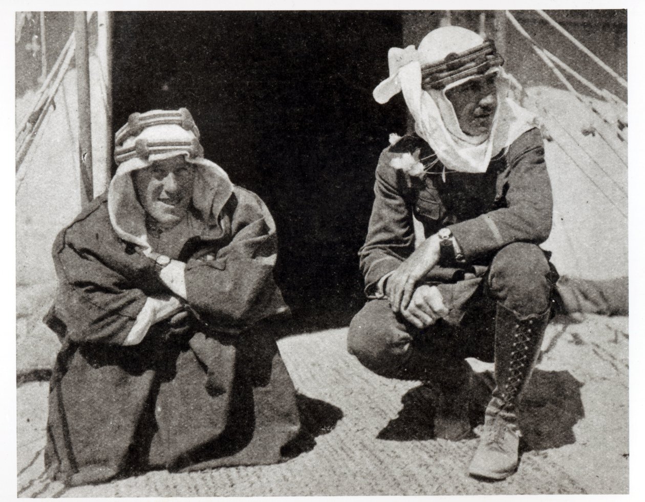 T. E. Lawrence und Mr. L. Thomas vor ihrem Zelt, 1919 von English Photographer