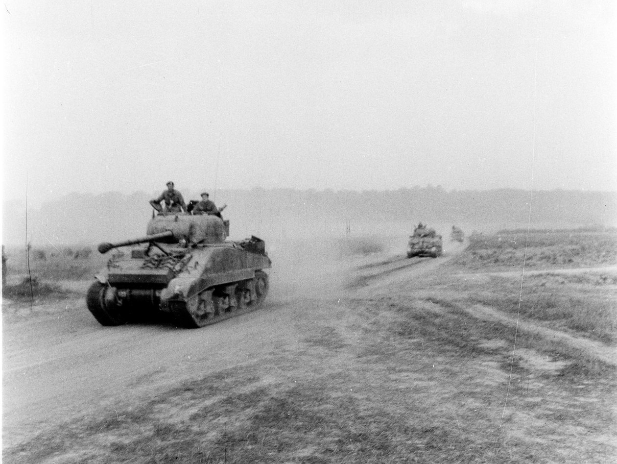 Panzer auf dem Weg nach VIRE über die Panzerstraßen, ca. 1945 von English Photographer