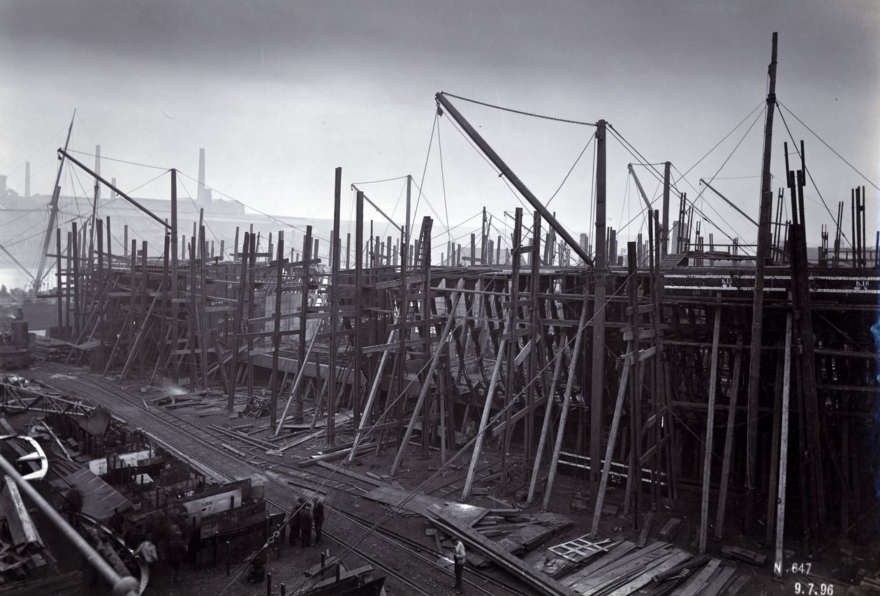 Der eisbrechende Zugfähren-Dampfer SS Baikal im Rahmen während des Baus durch Sir W.G. Armstrong Mitchell und Co. Ltd., in der Low Walker Werft, Newcastle upon Tyne, 1896, Yard Nr. 647, Baikalsee von English Photographer