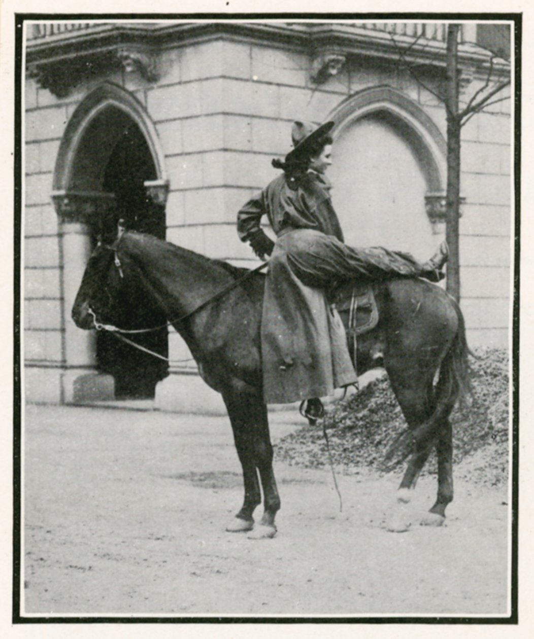 Eröffnung der Golden West Ausstellung in Earls Court: Reiterinnen im Wilden Westen von English Photographer