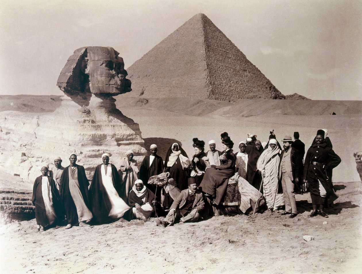 Touristen an der Sphinx (Sepia-Foto) von English Photographer