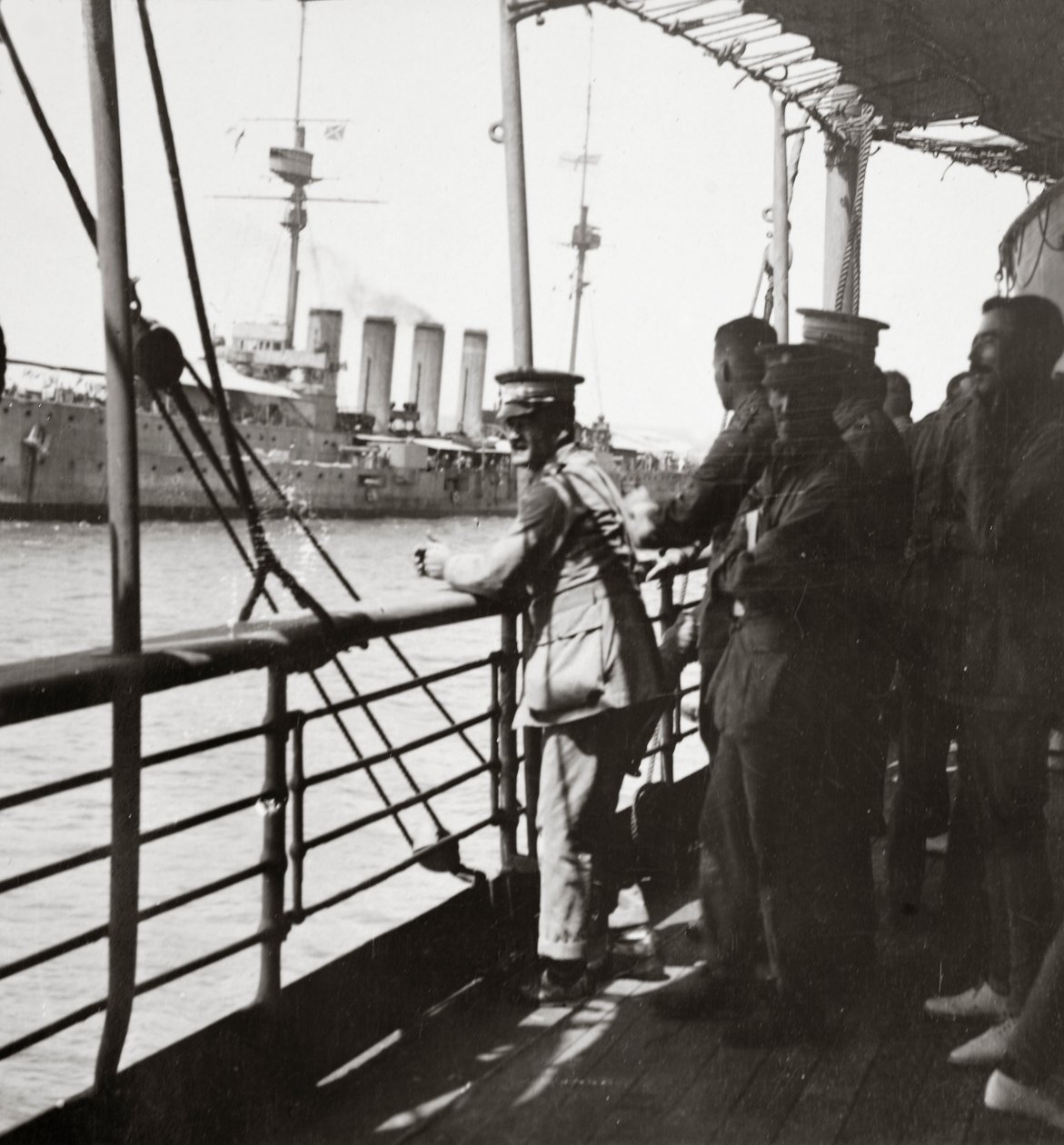 Transport mit den Old Contemptibles aus Indien trifft ein Kriegsschiff im Mittelmeer von English Photographer