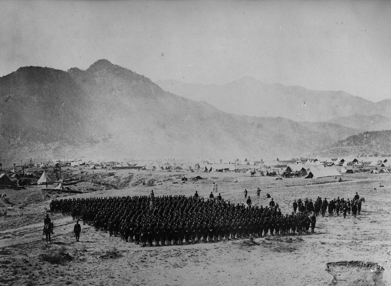 Truppen in Formation während des Zweiten Anglo-Afghanischen Krieges, 1878-80 von English Photographer