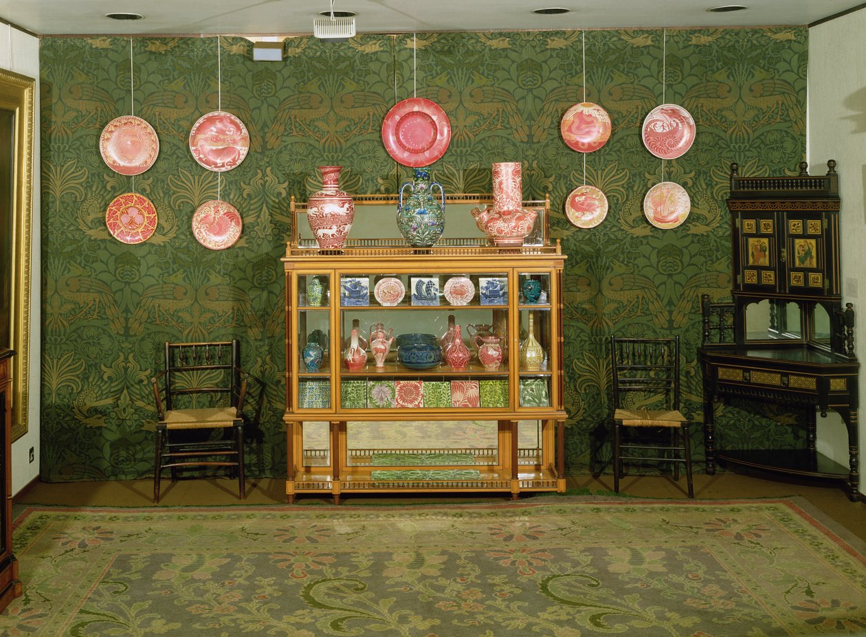Ein ästhetisches Interieur mit Werken von William Morris (1834-96) und William de Morgan (1839-1917) von English School