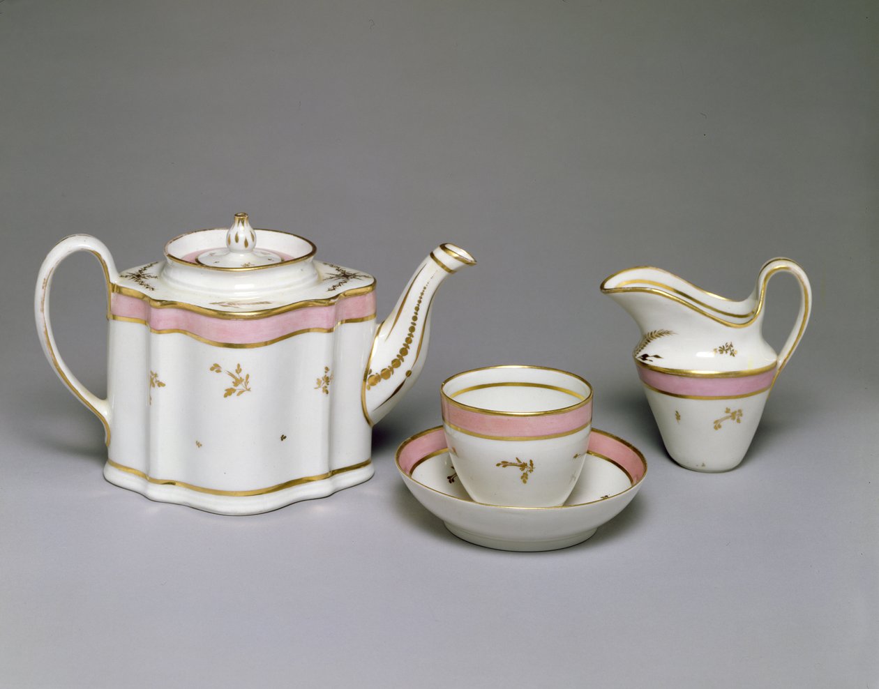 New Hall Teekanne, Krug, Tasse und Untertasse mit Emaille- und Golddekoration, ca. 1790-1800 von English School