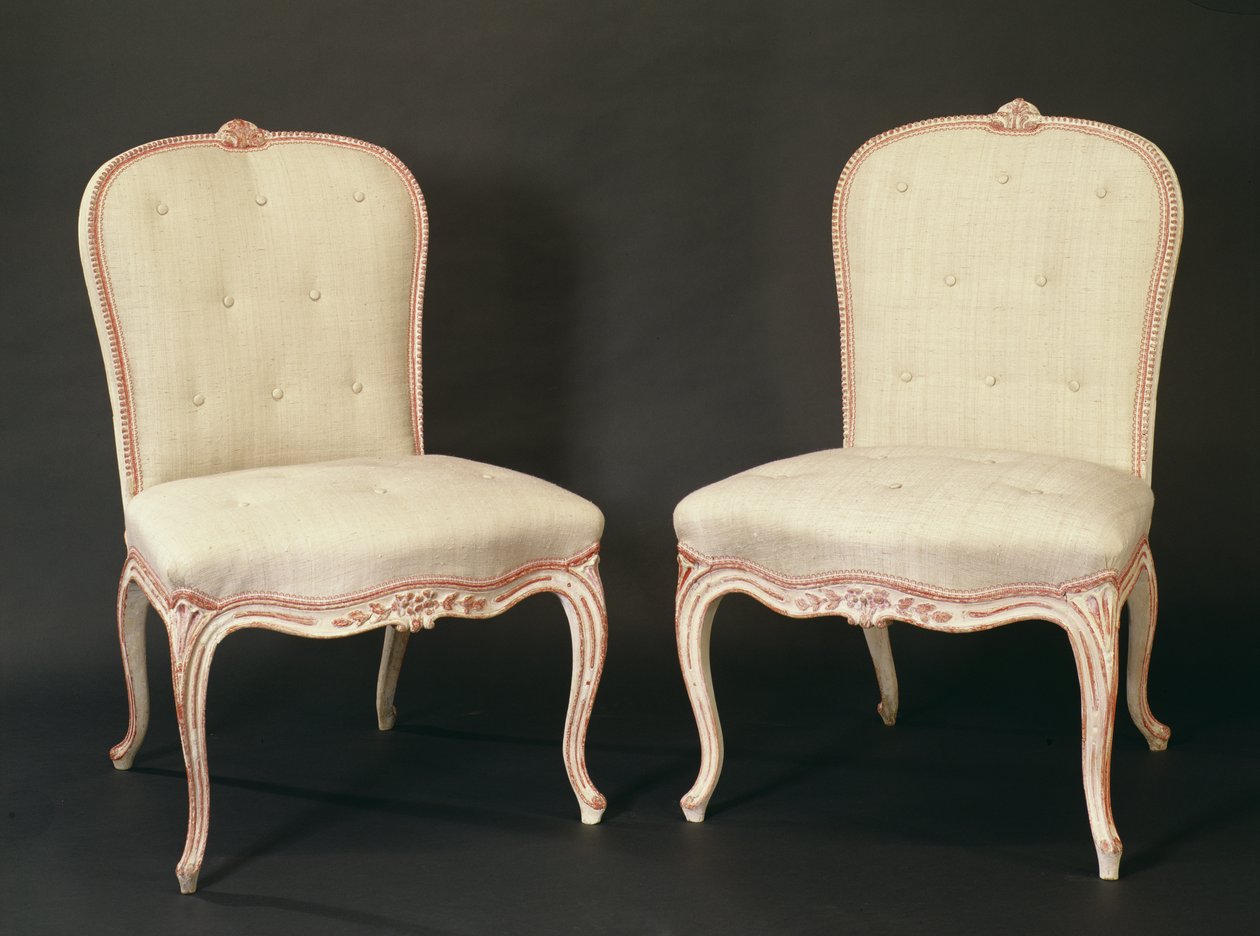 Paar weiß gestrichene Hepplewhite-Stühle im französischen Stil, ca. 1775 von English School