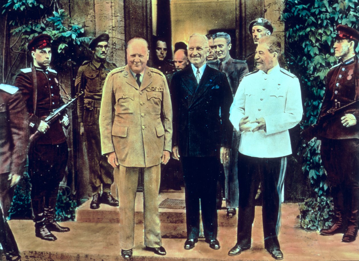 Winston Churchill (1874-1965), Präsident Truman (1884-1972) und Joseph Stalin (1879-1953) auf der Potsdamer Konferenz, Juli 1945 (farbiges Foto) von English School