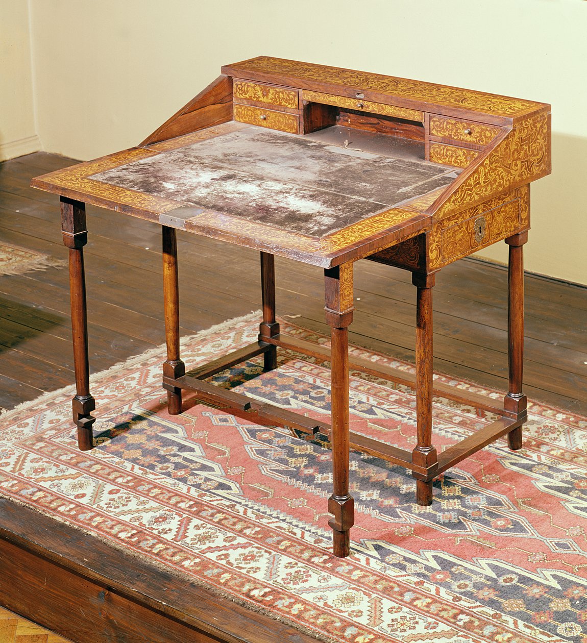 Schreibtisch, Nussbaum mit Arabesken-Marketerie, c.1690 von English School