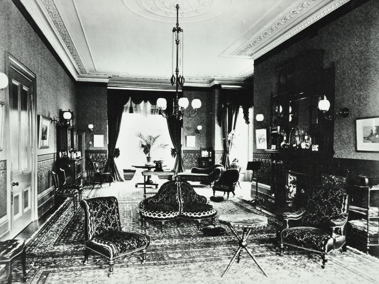 18 Addison Road: Wohnzimmer, 1890 von English Photographer