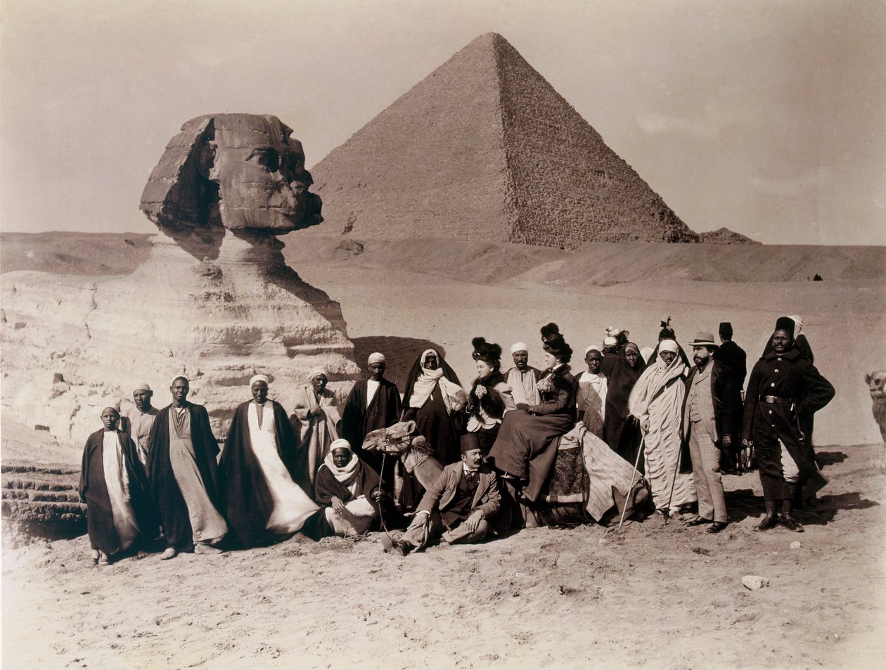 Touristen besuchen die Sphinx von Gizeh von English Photographer