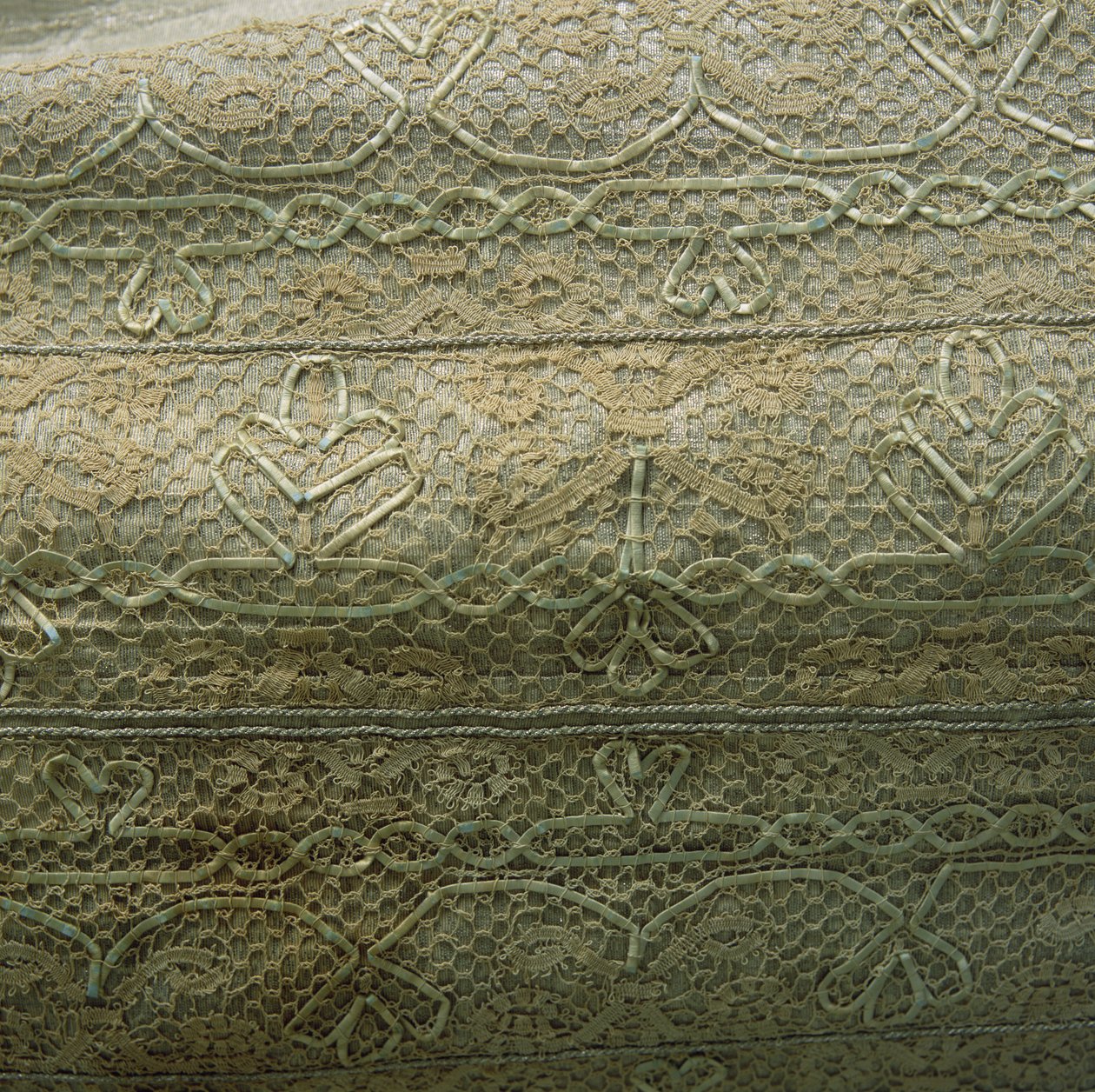 Detail eines Silbergewebekleides von English School