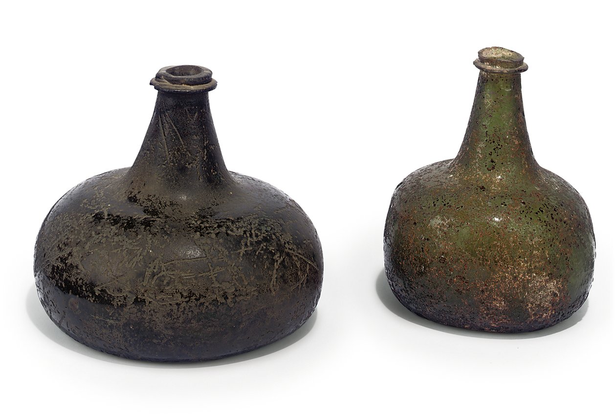 Zwei grüne "Zwiebel"-Weinflaschen, ca. 1700 von English School
