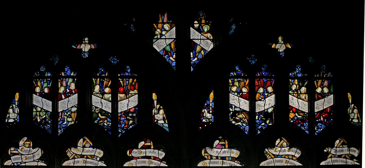 Fenster s2 mit dem singenden Engelschor von English School