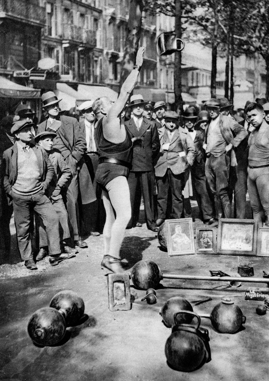 Kraftmensch jongliert mit Gewichten, Paris, 1931 von Ernest Flammarion