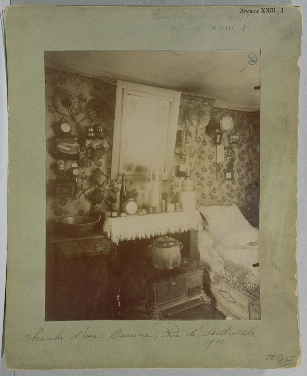 Schlafzimmer einer Arbeiterin, rue de Belleville, Paris, 1910 von Eugène Atget