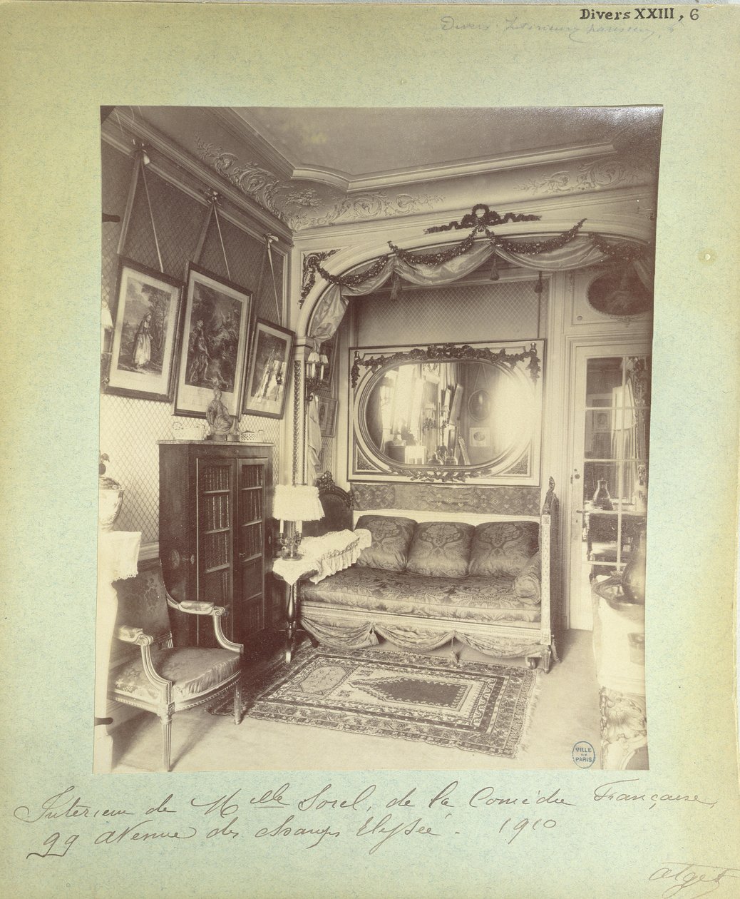 Innenansicht des Hauses von Cecile Sorel, 99 Avenue des Champs Elysees, 1910 von Eugène Atget