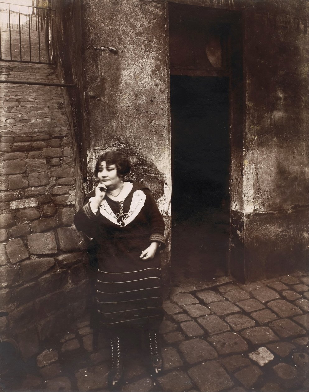La Villette. Rue Asselin, Prostituierte wartet vor ihrer Tür von Eugène Atget