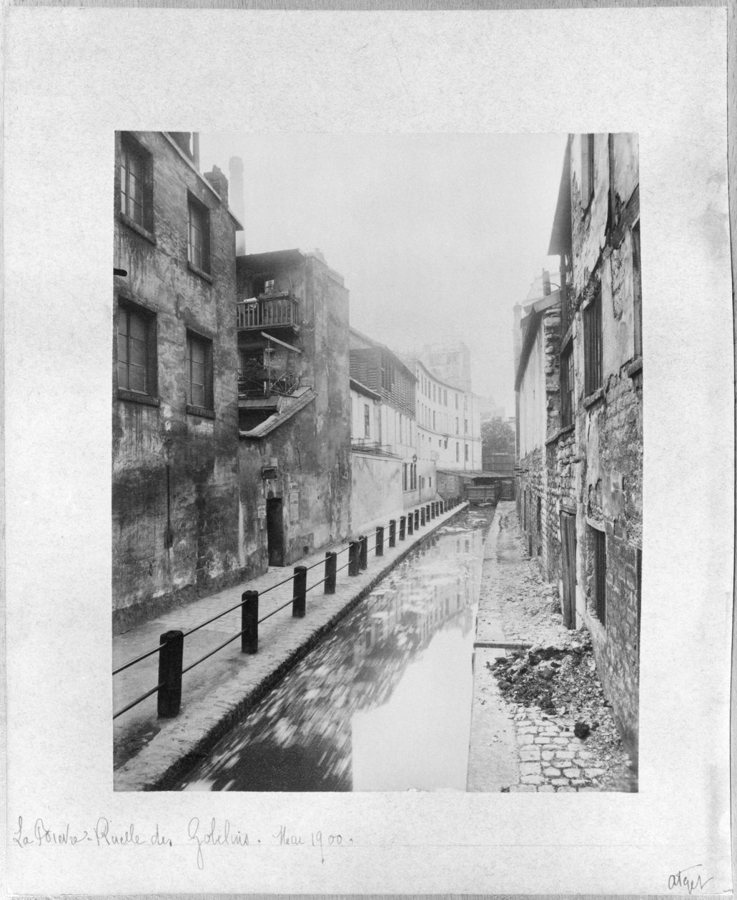 Die Bievre, Ruelle des Gobelins, Paris, Mai 1900 von Eugène Atget