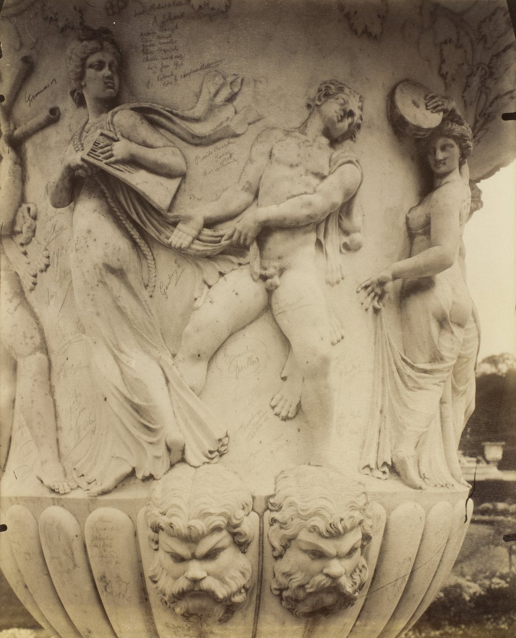 Detail eines Vasen in Versailles, 1906 von Eugène Atget