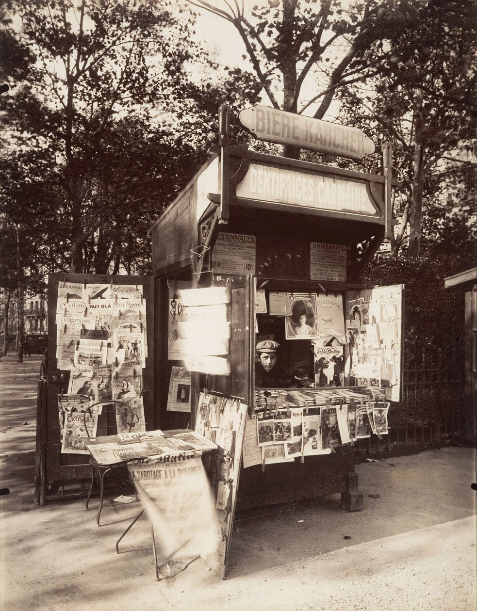 Kiosk in Paris, ca. 1910 von Eugène Atget