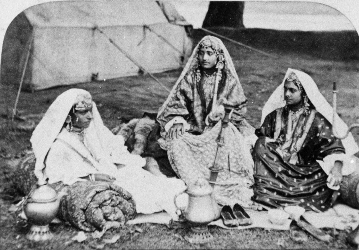 Kashmirische Nautch-Tänzerinnen, um 1860er von European Photographer