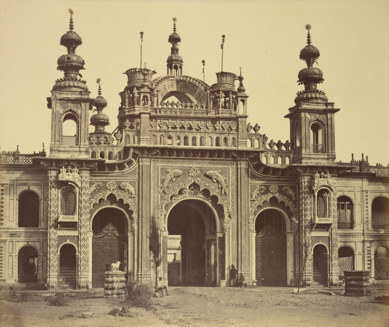 Ein Tor, das zum Kaiserbagh-Palast führt von Felice Beato