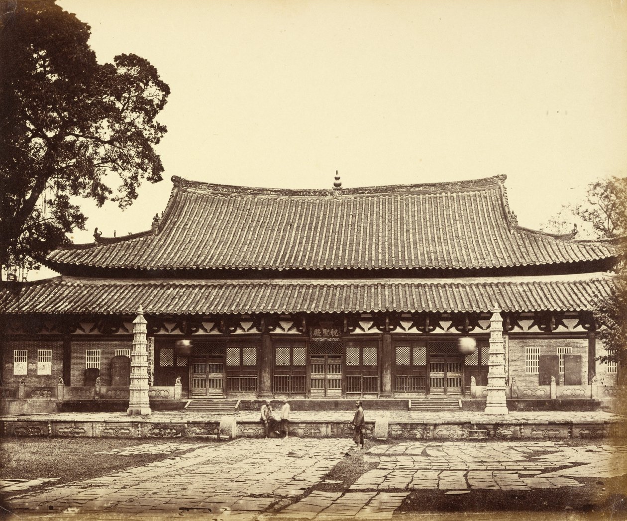 Tempel im Tartar-Viertel, Kanton, China von Felice Beato