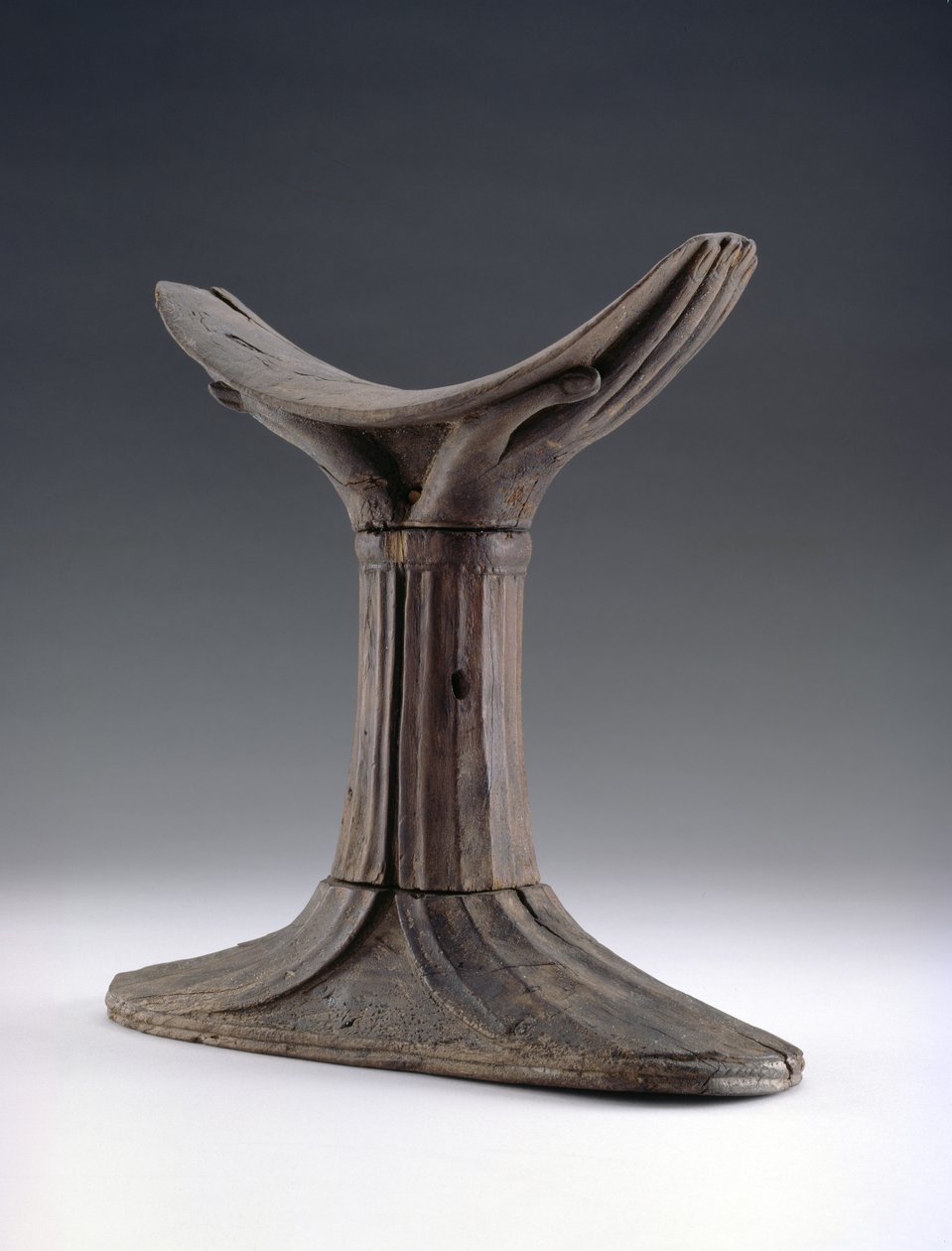 Holzkopfstütze, das Kopfstück in Form eines Paares von gewölbten Händen geschnitzt von First Intermediate Period Egyptian