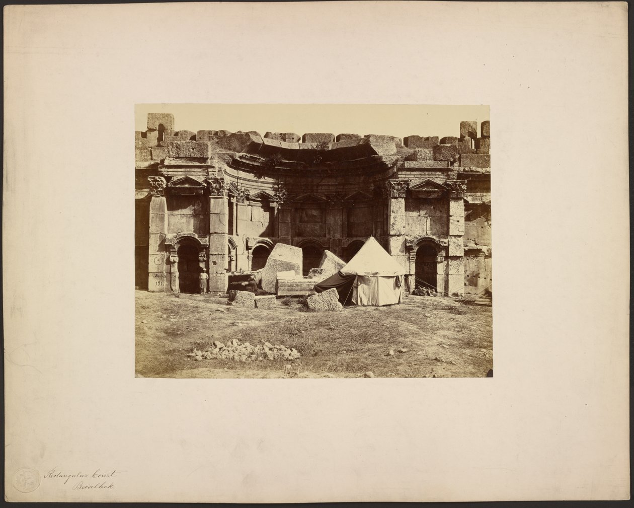 Rechteckiger Hof, Baalbek von Félix Bonfils