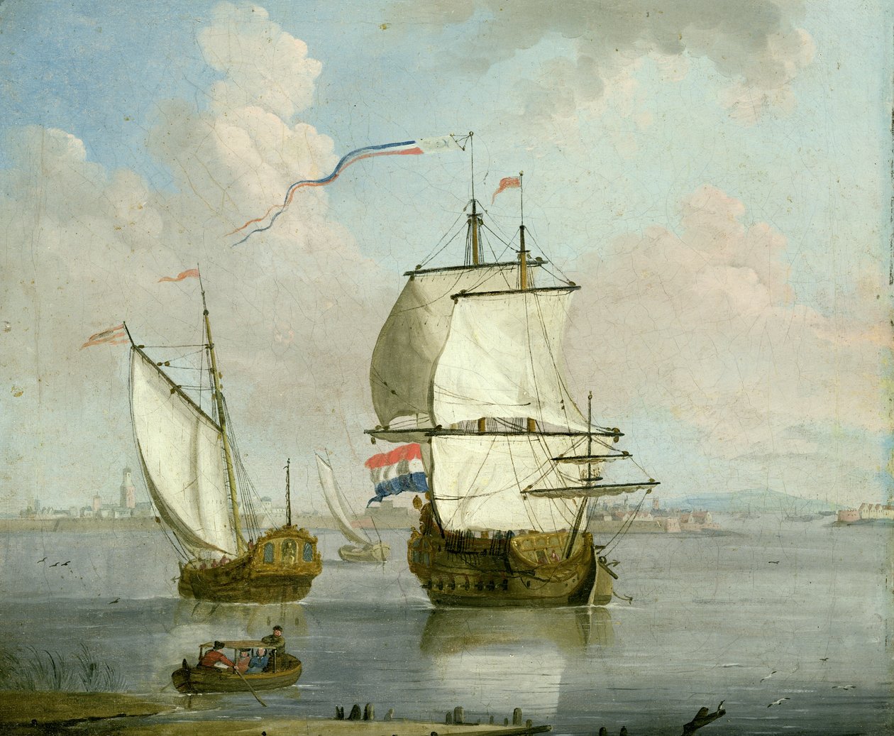 Ein niederländischer Ostindienfahrer und eine königliche Yacht in einer Mündung mit einer Stadt im Hintergrund von Francis Swaine