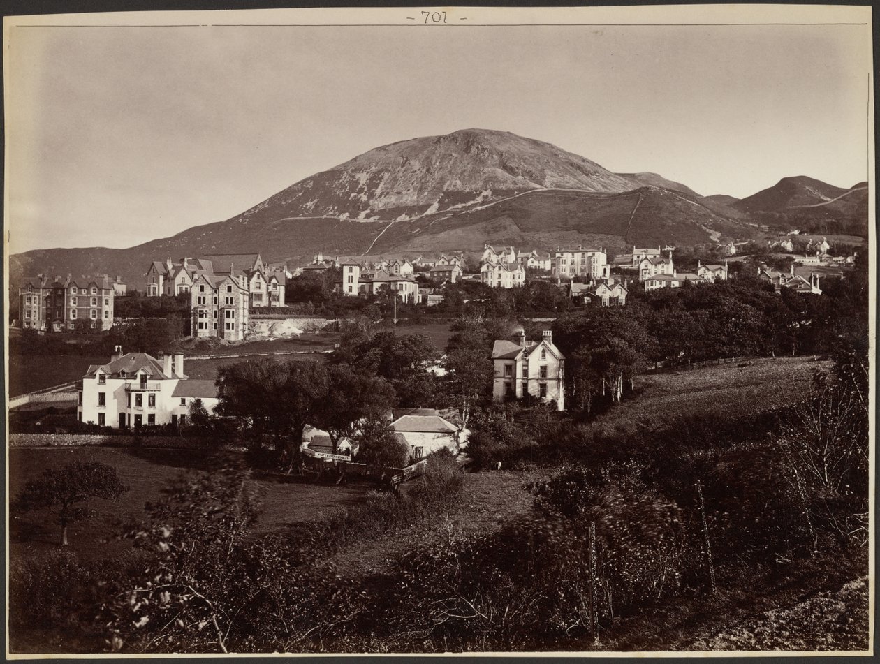 Stadt am Fuße des Berges von Francis Bedford