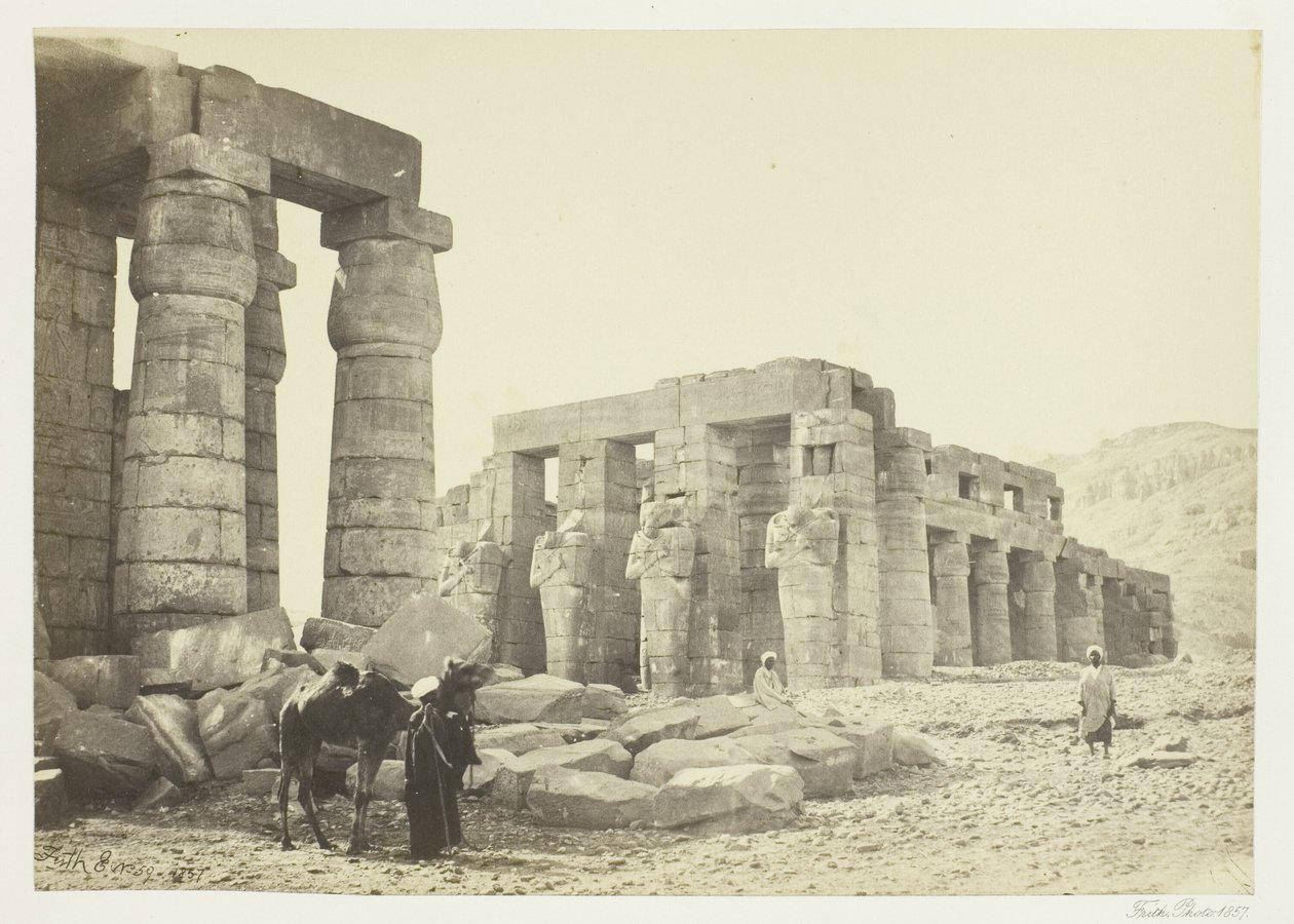 Das Memnonium, Theben, von der Ebene aus von Francis Frith