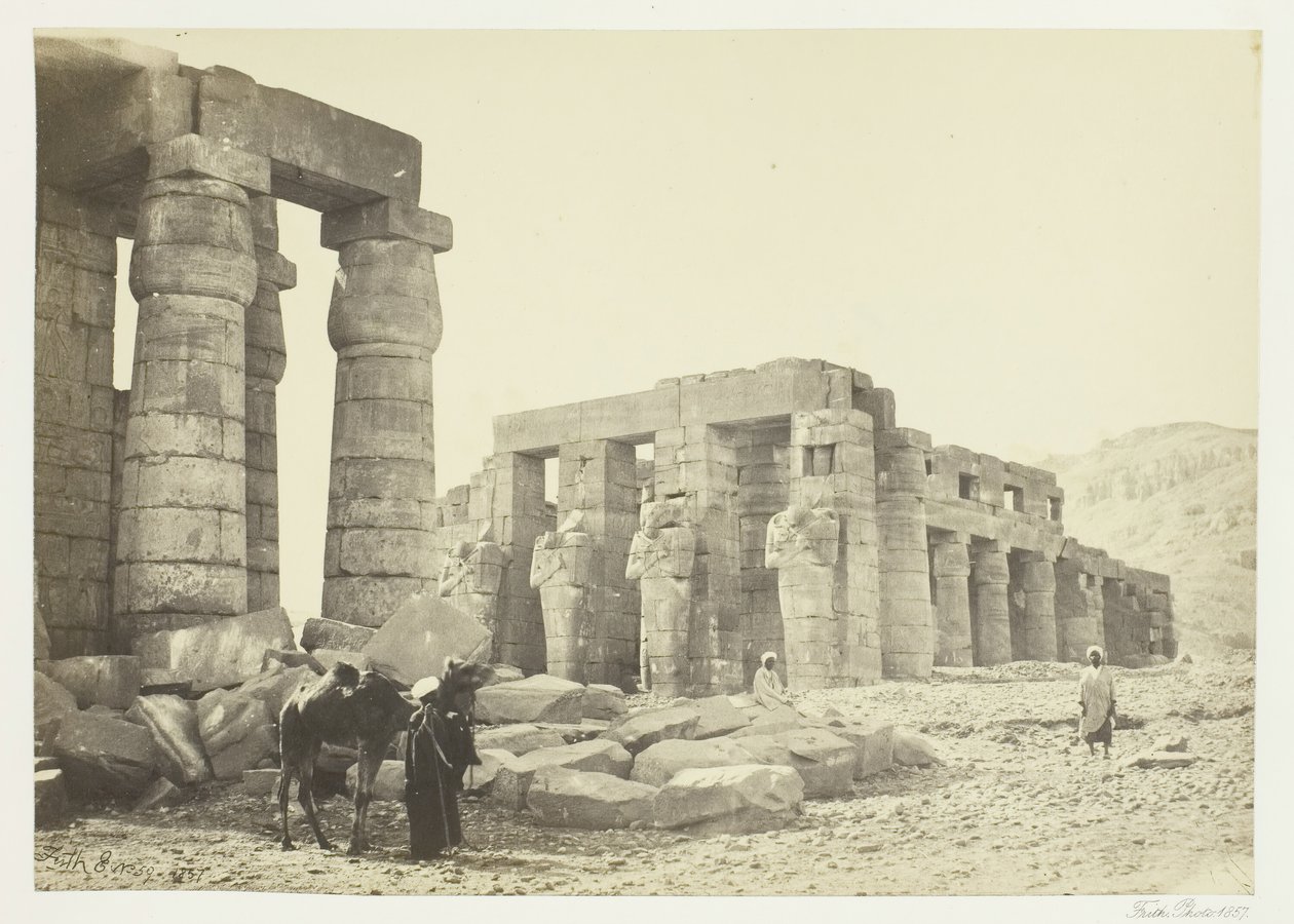 Das Memnonium, Theben, von der Ebene, 1857 von Francis Frith