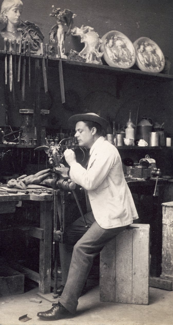 Alfred Gilbert in seinem Studio von Frederick Hollyer