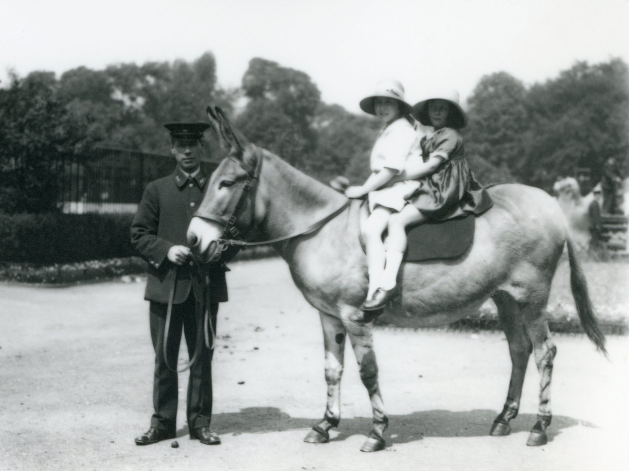 Zwei junge Mädchen reiten auf einem Esel, London Zoo, August 1922 von Frederick William Bond