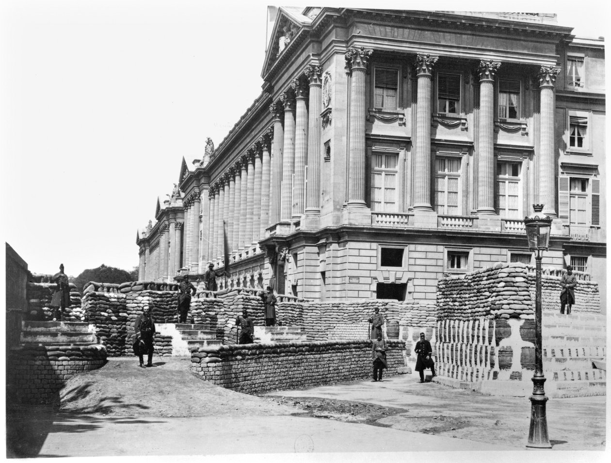 Barrikade während der Pariser Kommune, an der Ecke Rue de Rivoli und Place de la Concorde, 1871 von French Photographer