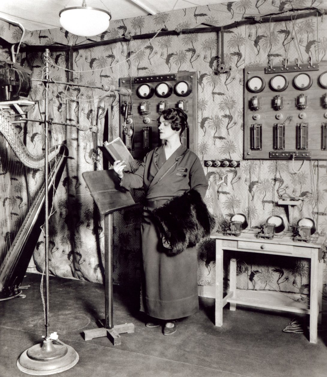 Beatrix Dussane in einem Radiostudio von French Photographer