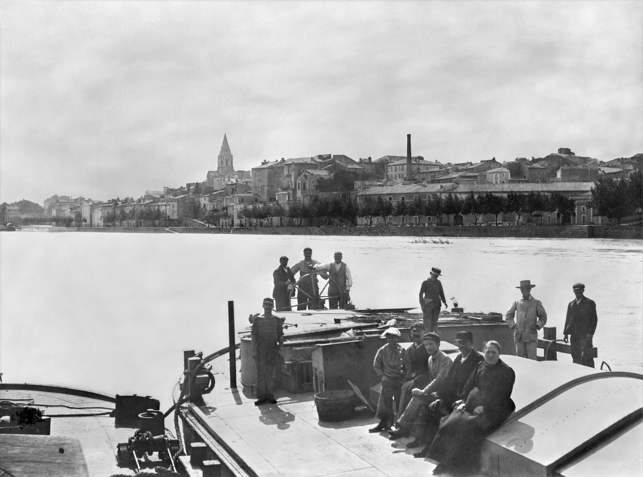 Bootsmänner auf der Rhone bei Bourg Saint Andreal, frühes 20. Jahrhundert von French Photographer