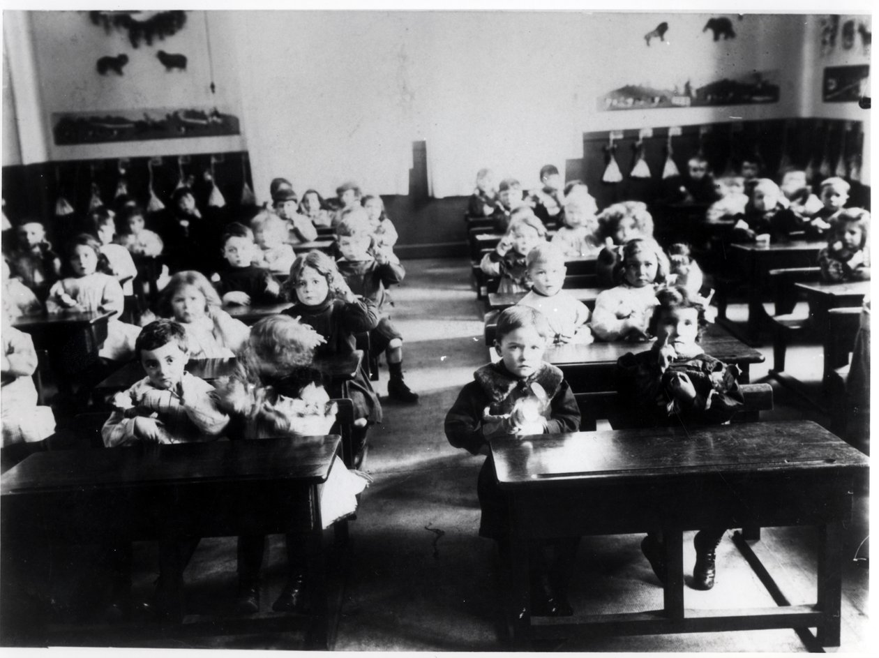 Kinder in einem Klassenzimmer von French Photographer