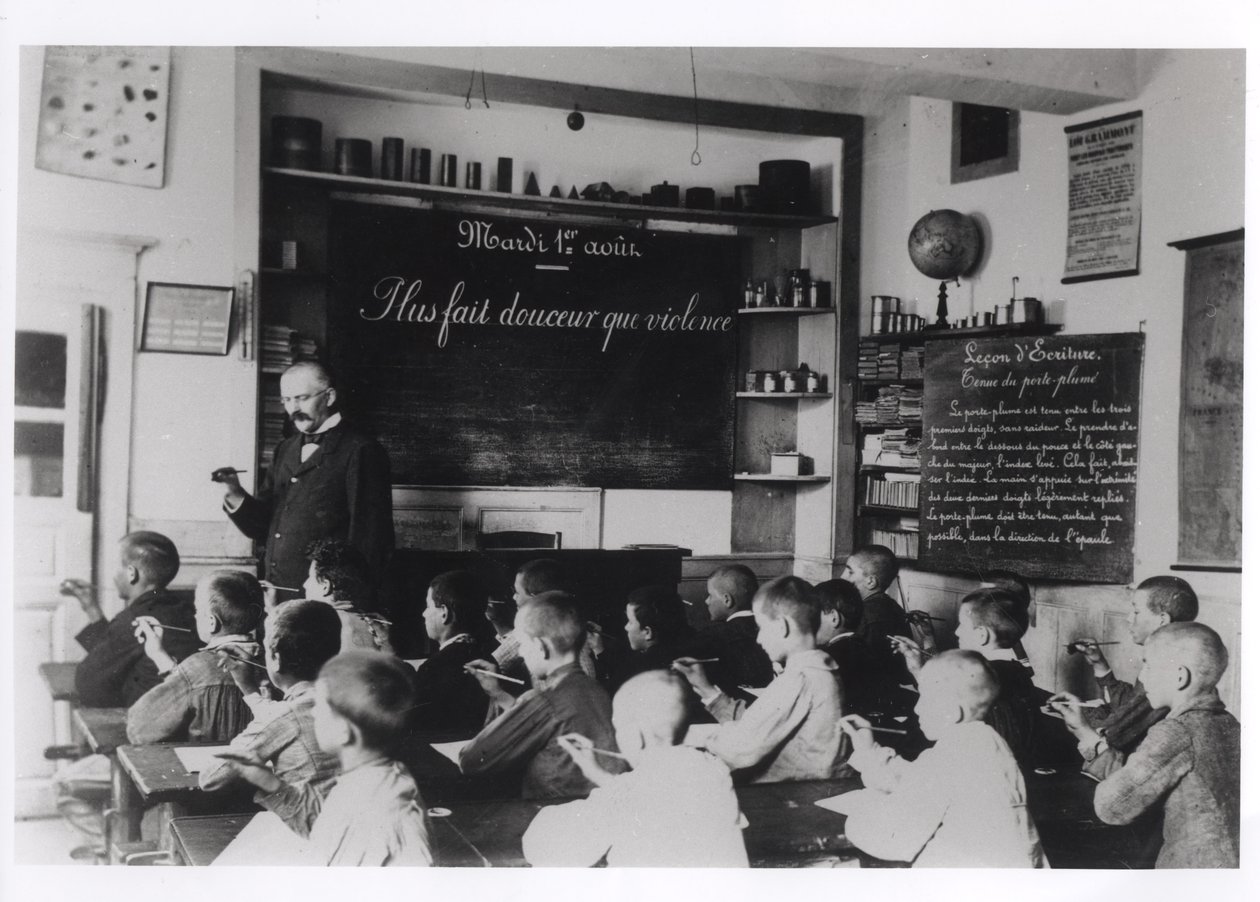 Kinder in einem Klassenzimmer von French Photographer