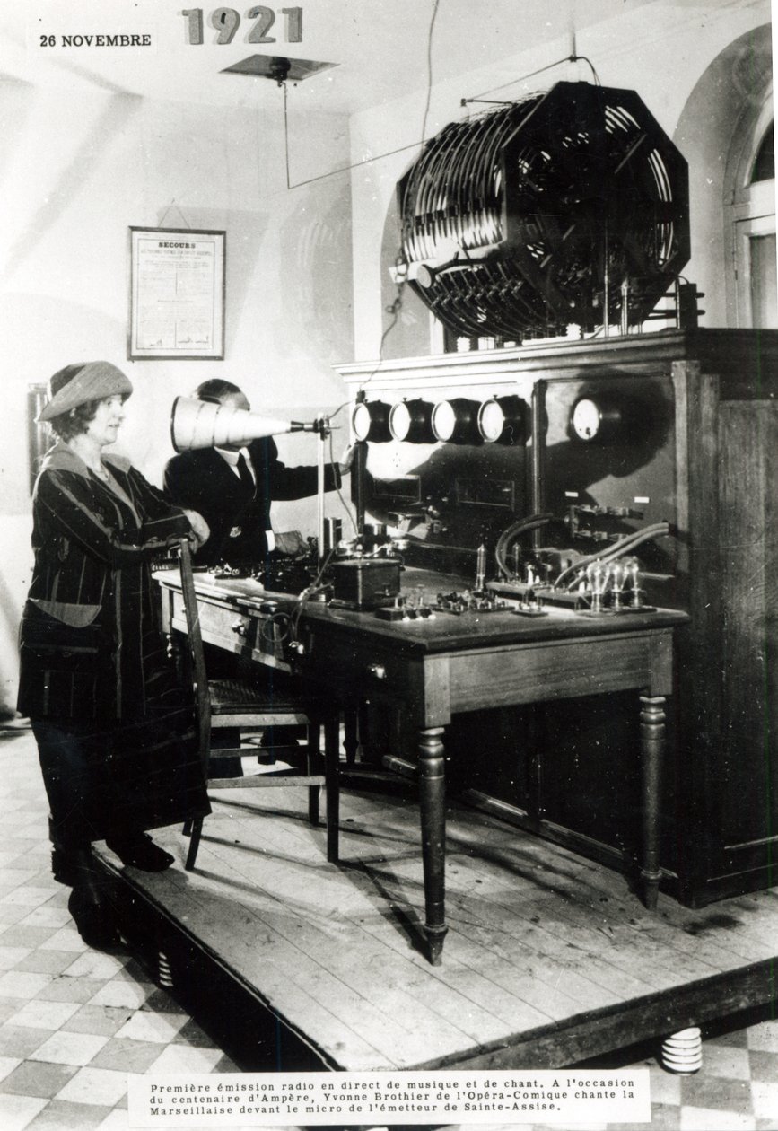 Erste öffentliche französische Rundfunksendung vom Radiosender Sainte-Assise am 26. November 1921 von French Photographer