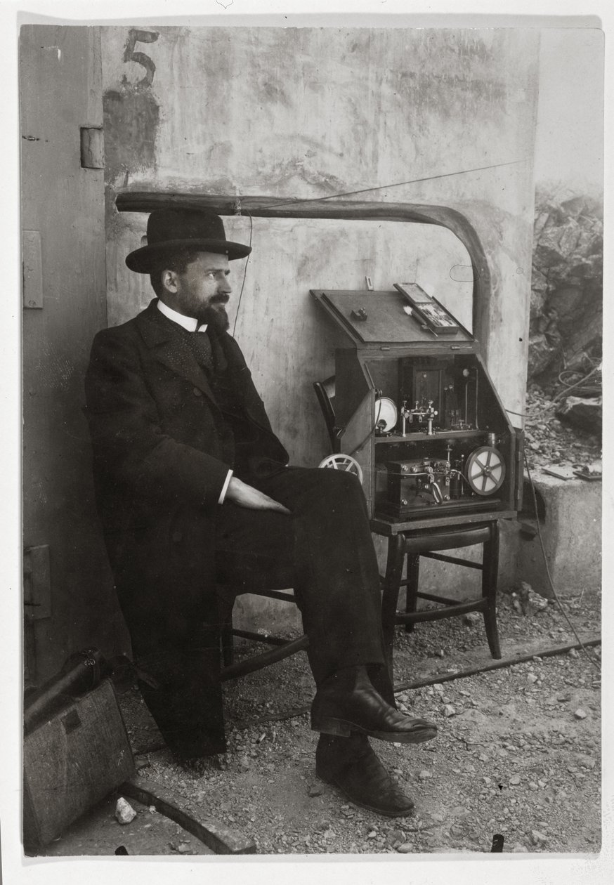 Gustave Ferrie neben seiner ersten TSF-Maschine, ca. 1900 von French Photographer