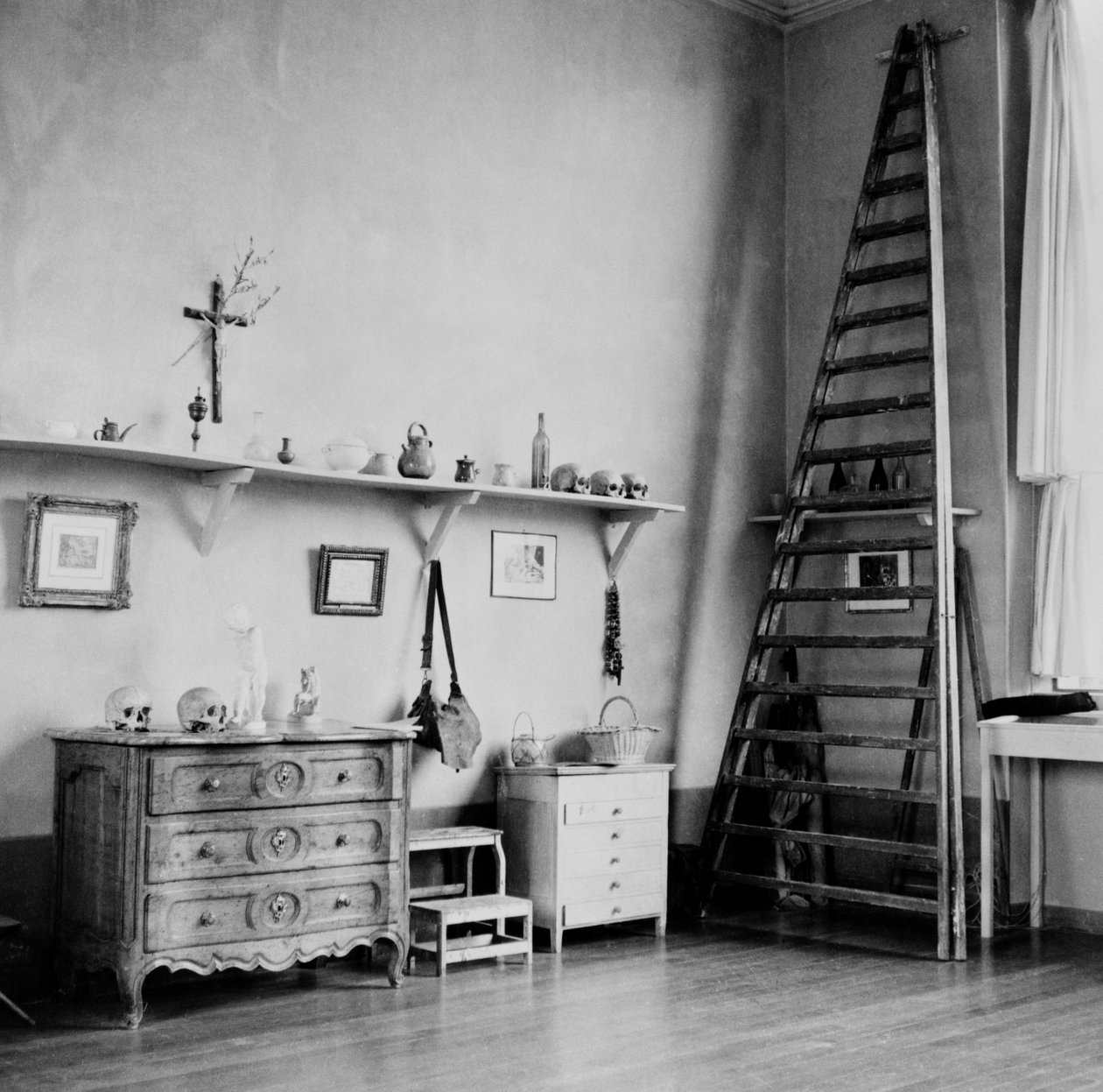 Innenansicht von Cezannes Atelier in Aix-en-Provence, um 1900-02 von French Photographer