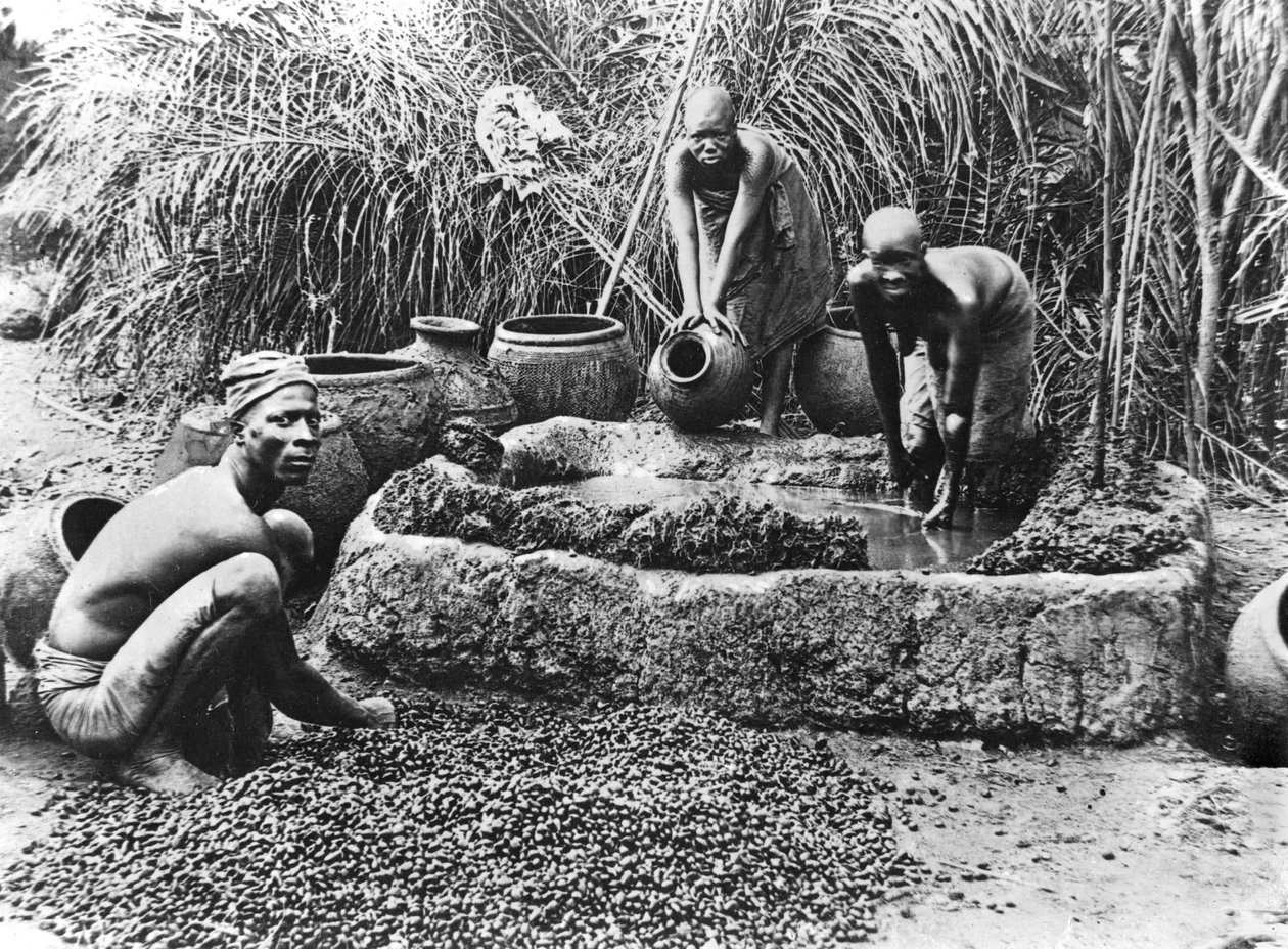 Palmölherstellung in Dahomey, um 1900 von French Photographer