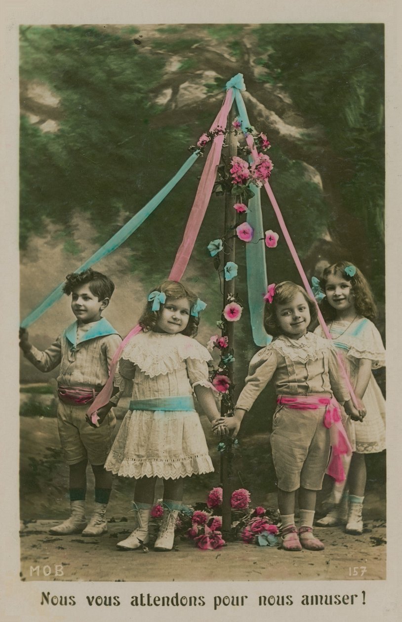 Postkarte von Kindern, die um einen Maibaum stehen, gesendet im Jahr 1913 von French Photographer