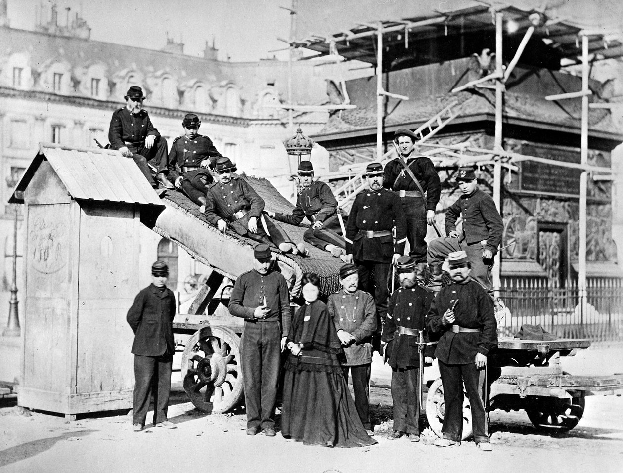 Truppen der Pariser Kommune auf dem Place Vendôme, 1871 von French Photographer