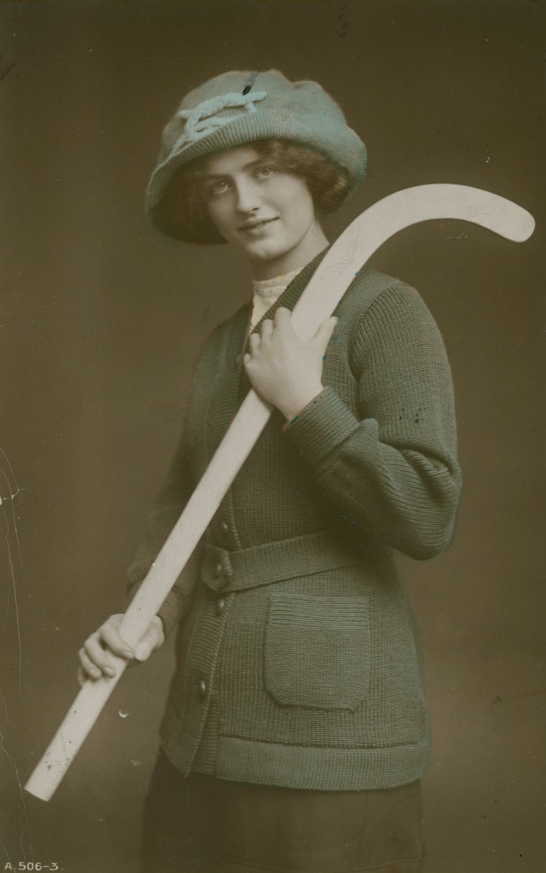 Junge Frau trägt einen Hockeyschläger über der Schulter von French Photographer